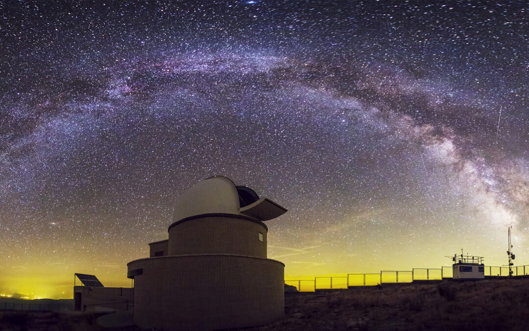 The Milky Way above the telescope JoanOró, picture of July of the Observatori Asrtronòmic del Montsec [NOT TRANSLATED]