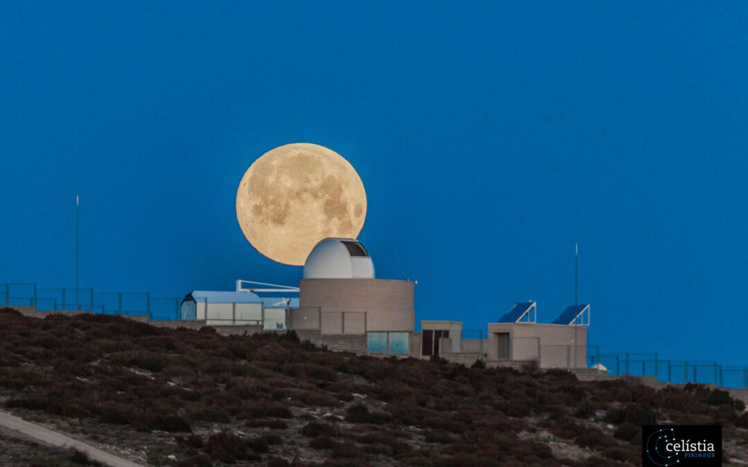 Captura la Luna con tu teléfono y gana un telescopio refractor o un kit de iniciación binocular