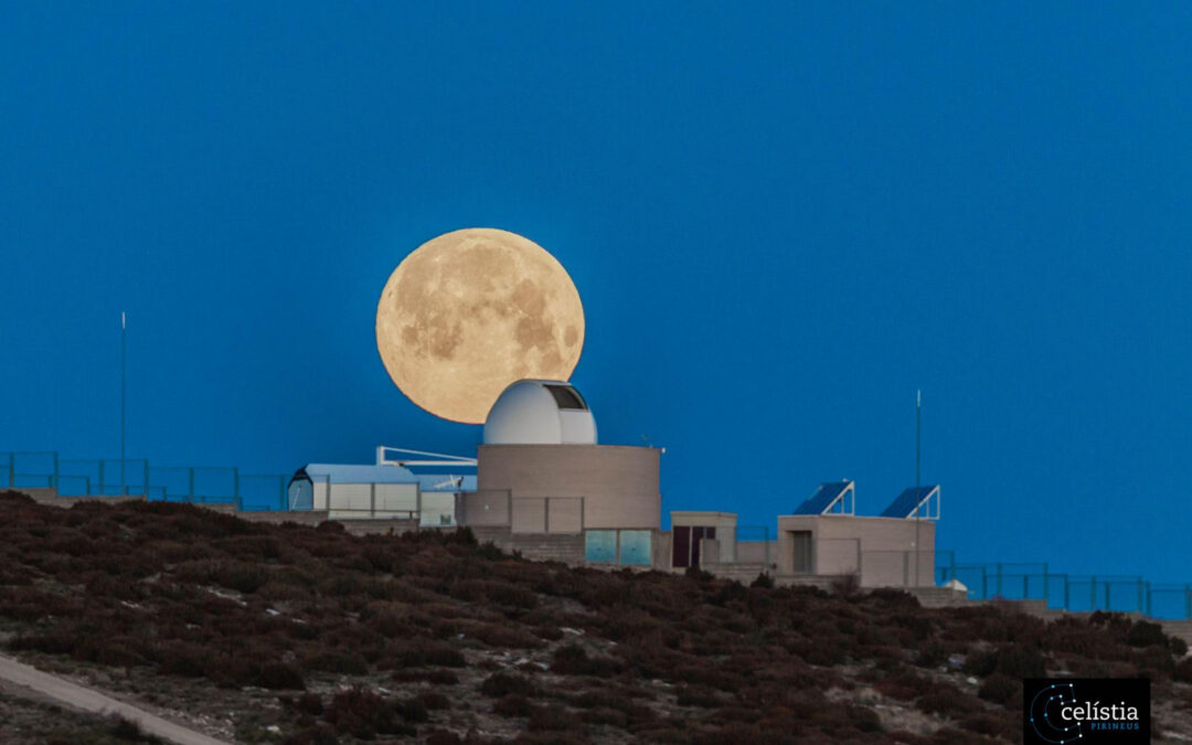 Capture the Moon with your phone and win a refracting telescope or a binoculars starter kit