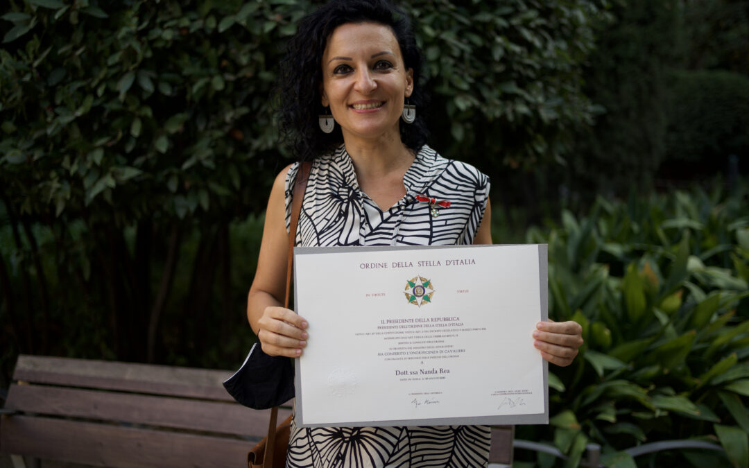 La investigadora del IEEC Nanda Rea recibe la condecoración de la Orden de la Estrella de Italia
