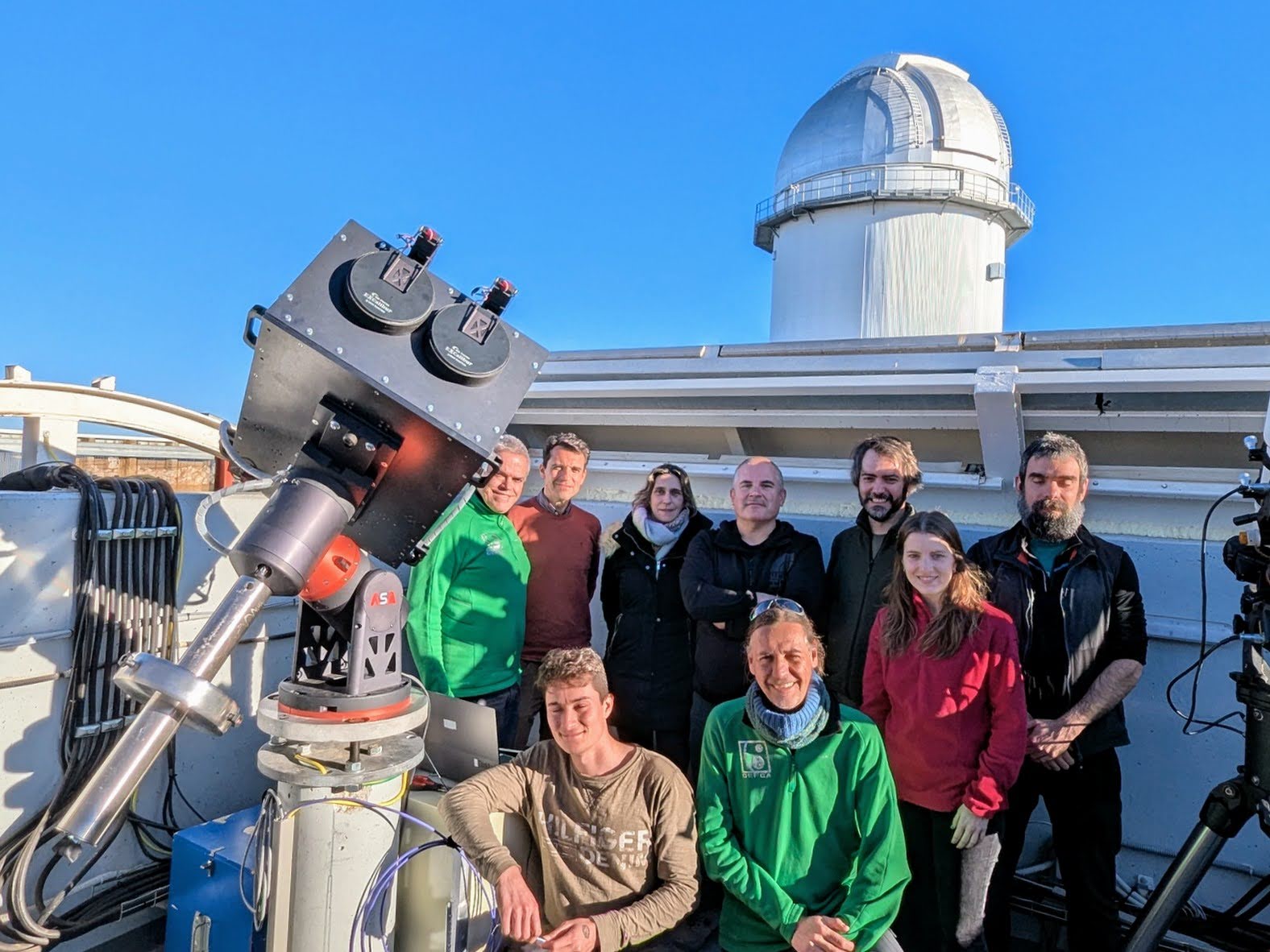Demostrador de tierra ya instalado en Javalambre, junto con miembros del CEFCA y Satlantis. Credit_ ARRAKIHS Mission Consortium